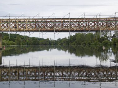 Cher nehri üzerindeki küçük bir köprünün bakım ve onarım çalışmaları için kullanılan yapı iskelesi.