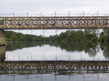 Cher nehri üzerindeki küçük bir köprünün bakım ve onarım çalışmaları için kullanılan yapı iskelesi.