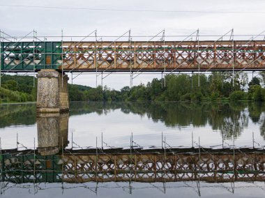 Cher nehri üzerindeki küçük bir köprünün bakım ve onarım çalışmaları için kullanılan yapı iskelesi.