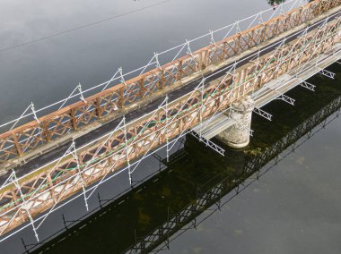 Cher nehri üzerindeki küçük bir köprünün bakım ve onarım çalışmaları için kullanılan yapı iskelesi.