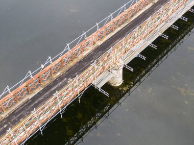 Cher nehri üzerindeki küçük bir köprünün bakım ve onarım çalışmaları için kullanılan yapı iskelesi.