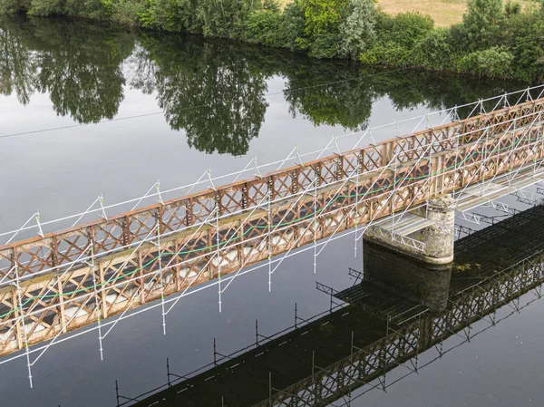 大河を渡る小さな橋のメンテナンスや修復作業に使用される足場 — ストック写真