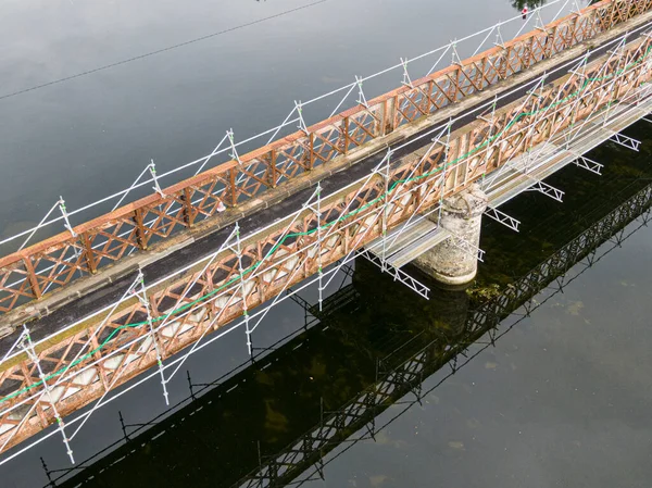 Cher nehri üzerindeki küçük bir köprünün bakım ve onarım çalışmaları için kullanılan yapı iskelesi.
