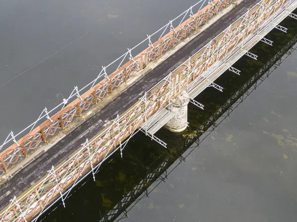 Cher nehri üzerindeki küçük bir köprünün bakım ve onarım çalışmaları için kullanılan yapı iskelesi.