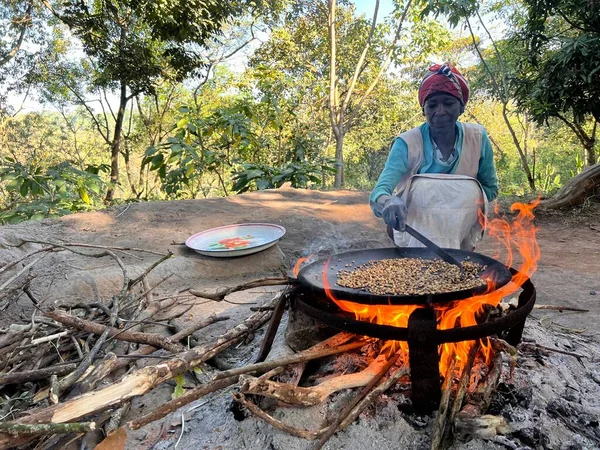 Yirga Alem Ethiopia Febuary 20Th 2023 Woman Cooking Coffee Make — Stock Photo, Image