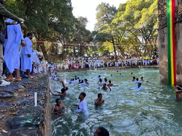Gondar Ethiopia January 2023 Crowd Fasiladas Bath Celebrating Timkat Ethiopian — Stock Photo, Image