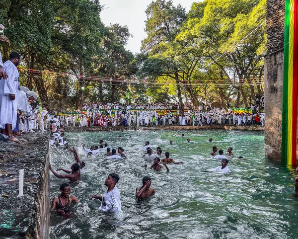 Gondar Etiopia Stycznia 2023 Tłum Wokół Kąpieli Fasiladas Świętujący Timkat — Zdjęcie stockowe