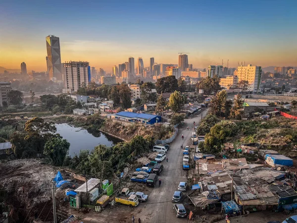 埃塞俄比亚首都亚的斯亚贝巴的空中概览 展示了埃塞俄比亚城市中心和郊区的全新建筑和建筑前景 — 图库照片