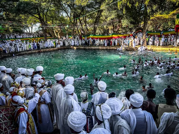Gondar Etiopien Januar 2023 Crowd Omkring Fasiladas Bad Fejrer Timkat - Stock-foto
