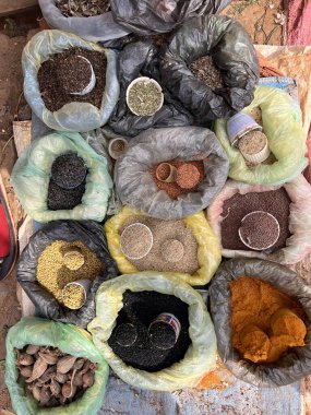 Etiyopya 'da bir markette plastik poşetlerdeki toptan baharat.