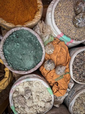 Etiyopya 'da bir markette plastik poşetlerdeki toptan baharat.