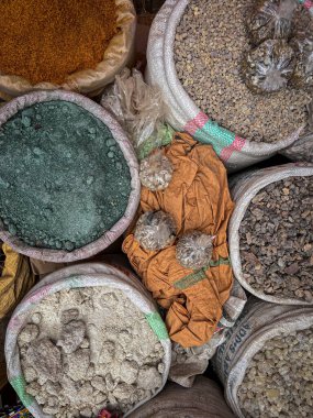 Etiyopya 'da bir markette plastik poşetlerdeki toptan baharat.