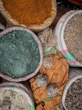 Etiyopya 'da bir markette plastik poşetlerdeki toptan baharat.