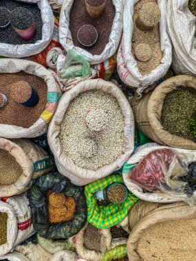 Etiyopya 'da bir markette plastik poşetlerdeki toptan baharat.