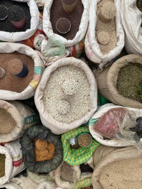 Etiyopya 'da bir markette plastik poşetlerdeki toptan baharat.