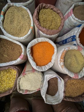 Etiyopya 'da bir markette plastik poşetlerdeki toptan baharat.