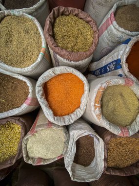 Etiyopya 'da bir markette plastik poşetlerdeki toptan baharat.