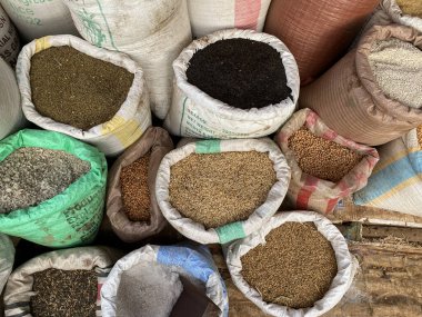 Etiyopya 'da bir markette plastik poşetlerdeki toptan baharat.