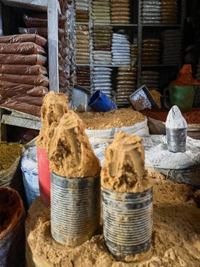 Addis Abbeba, Etiyopya 'daki bir markette eski çelik kutudaki toptan baharat..