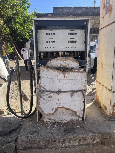 Gondar Etiópia Janeiro 2023 Bomba Gasolina Velha Enferrujada Reparada Com — Fotografia de Stock