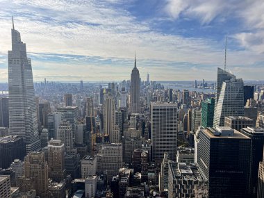 New York şehrinin hava panoramik manzarası Manhattan silueti Empire State binası ve bir dünya ticaret merkezi gökdeleni, kayanın tepesinden