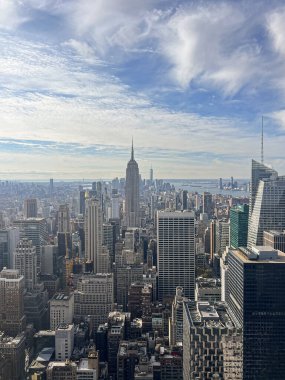 New York şehrinin hava panoramik manzarası Manhattan silueti Empire State binası ve bir dünya ticaret merkezi gökdeleni, kayanın tepesinden