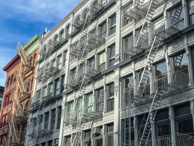 New York, Manhattan, Yukarı Doğu Yakası 'nda yangın merdivenli eski renkli binalar.