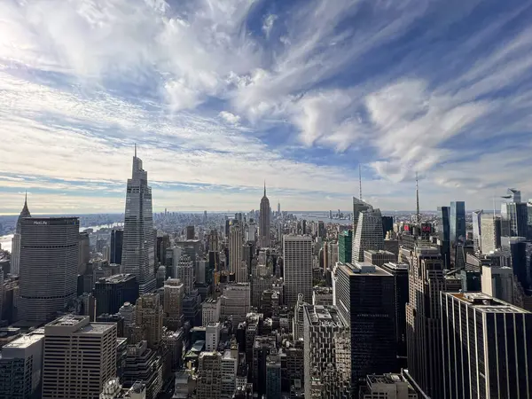 ニューヨーク市マンハッタンのスカイラインエンパイアステートビルと岩の上からワンワールドトレードセンターの高層ビルの空中パノラマビュー — ストック写真