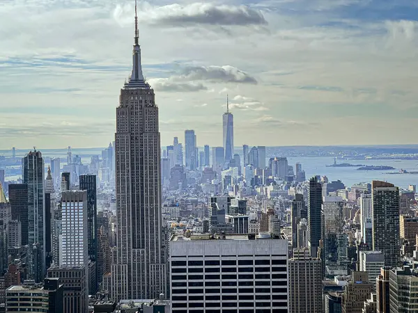 ニューヨーク市マンハッタンのスカイラインエンパイアステートビルと岩の上からワンワールドトレードセンターの高層ビルの空中パノラマビュー — ストック写真