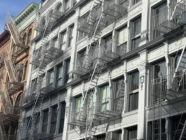 맨해튼 이스트 사이드 건물에 사다리와 오래된 다채로운 — 스톡 사진