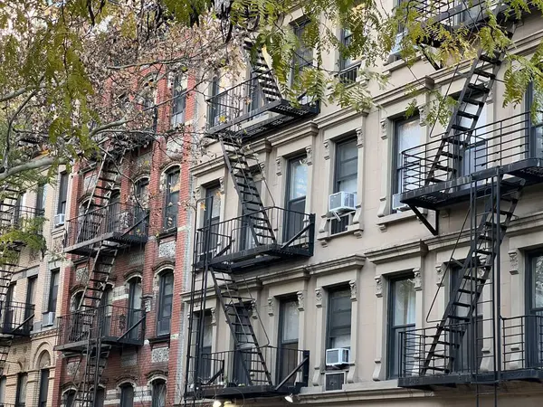 Vecchi Edifici Colorati Con Scala Antincendio Alberi New York Manhattan Foto Stock