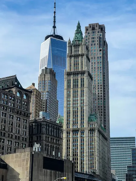 背景にある世界貿易センターや前景のウールワースビルを含むいくつかの高層ビルの眺め ストック画像