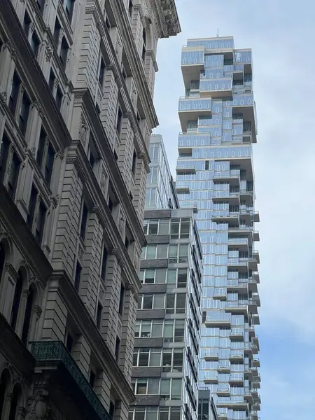 ニューヨーク アメリカ 2023年11月16日 建築家パヴェル ベンドフによって設計された近代的な高層ビルの眺め 対照的な前景に古い建物のファサード ロイヤリティフリーのストック写真