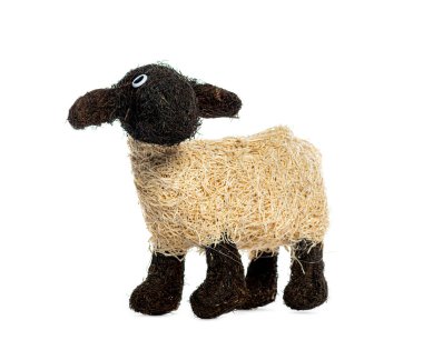 Beyaz bir arka planda izole edilmiş doğal liflerden yapılmış dekoratif bir kuzu figürünün stüdyo çekimi.