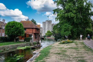 Canterbury, Kent, İngiltere, Birleşik Krallık - 31 Ağustos 2022: Westgate Gardens 'taki River Stour manzarası