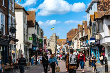 Canterbury, Kent, İngiltere, Birleşik Krallık - 31 Ağustos 2022: Öğleden sonra St. Peter Caddesi manzarası