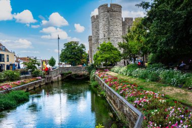 Canterbury, Kent, İngiltere, Birleşik Krallık - 31 Ağustos 2022: Westgate Gardens 'taki River Stour manzarası
