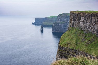 Meşhur Moher Kayalıkları patikadan görüldü, County Clare, İrlanda