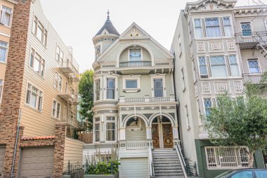 San Francisco, California, ABD - 5 Mayıs 2014: Scott Caddesi 'ndeki Viktorya dönemi evleri