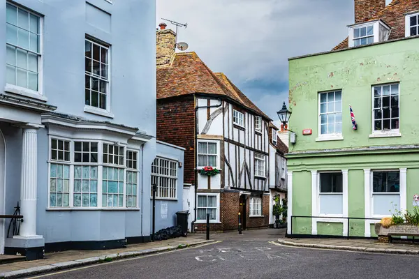 英国肯特郡三明治区的小巷和房屋 图库照片
