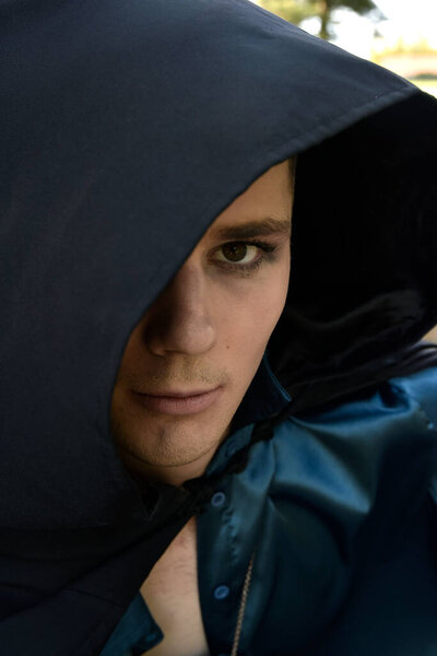 портрет красивого брюнетки мужчины в фантастическом средневековом костюме принца с золотой короной и романтической шелковой рубашкой и темной темной черной мантией. исторический фон замка.