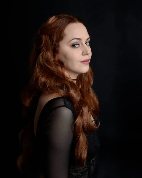 Крупным Планом Портрет Красивой Женщины Длинными Рыжими Волосами Корсетном Топе — стоковое фото