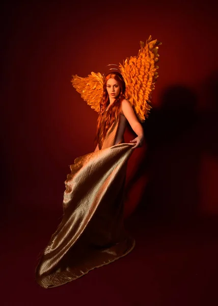 Teljes Hosszúságú Portré Gyönyörű Modell Hosszú Vörös Haj Arany Selyem — Stock Fotó