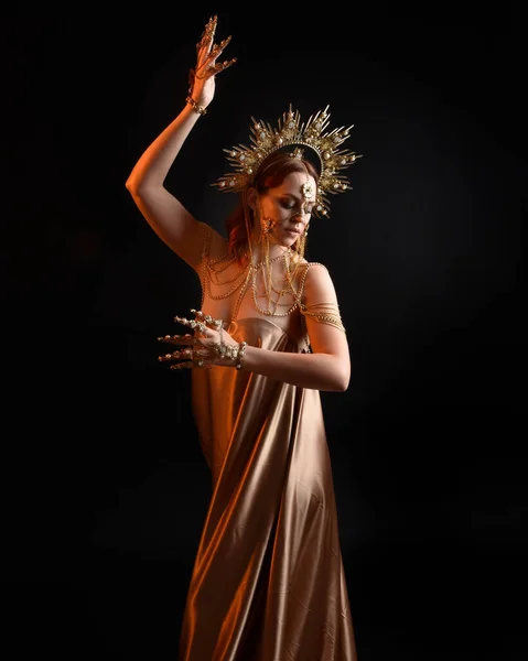 Kızıl Saçlı Güzel Kadın Modelinin Fantezi Portresi Tanrıça Ipek Cüppesi — Stok fotoğraf