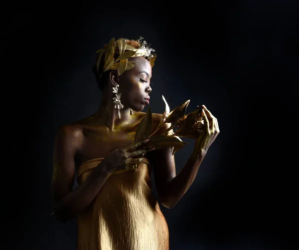 Фантазии Портрет Красивой Африканской Женщины Модели Афро Богини Шелковых Халатов — стоковое фото