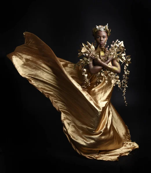 Fantasy Portret Pięknej Afrykańskiej Modelki Afro Boginią Jedwabnych Szat Ozdobną — Zdjęcie stockowe