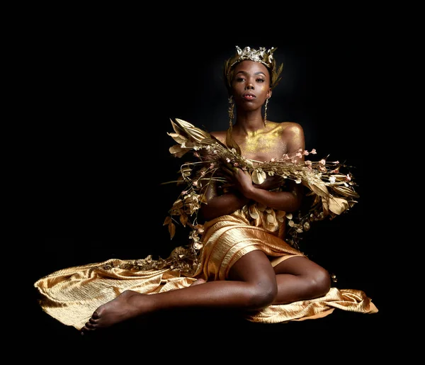 Portrait Fantaisiste Belle Femme Africaine Modèle Avec Afro Robes Soie — Photo