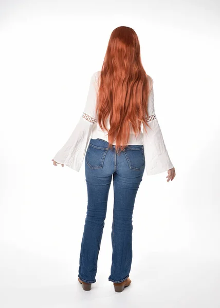 Полноразмерный Портрет Красивой Женщины Модели Длинными Рыжими Волосами Повседневной Одежде — стоковое фото