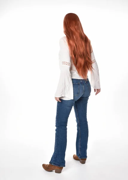 Pełnowymiarowy Portret Pięknej Kobiety Modelki Długimi Czerwonymi Włosami Ubranej Luźny — Zdjęcie stockowe