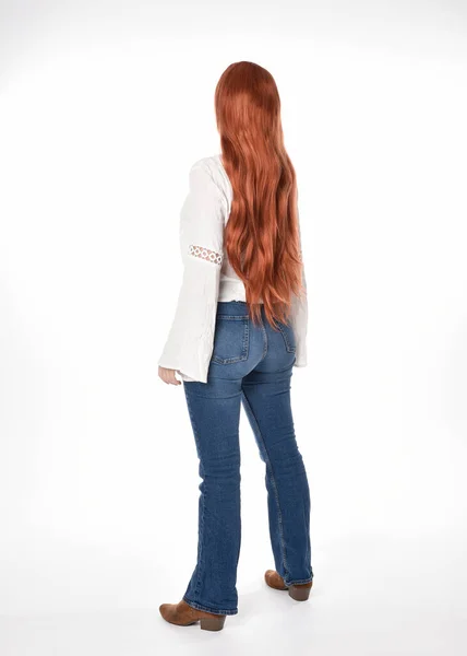Portrait Pleine Longueur Belle Femme Modèle Avec Longs Cheveux Rouges — Photo
